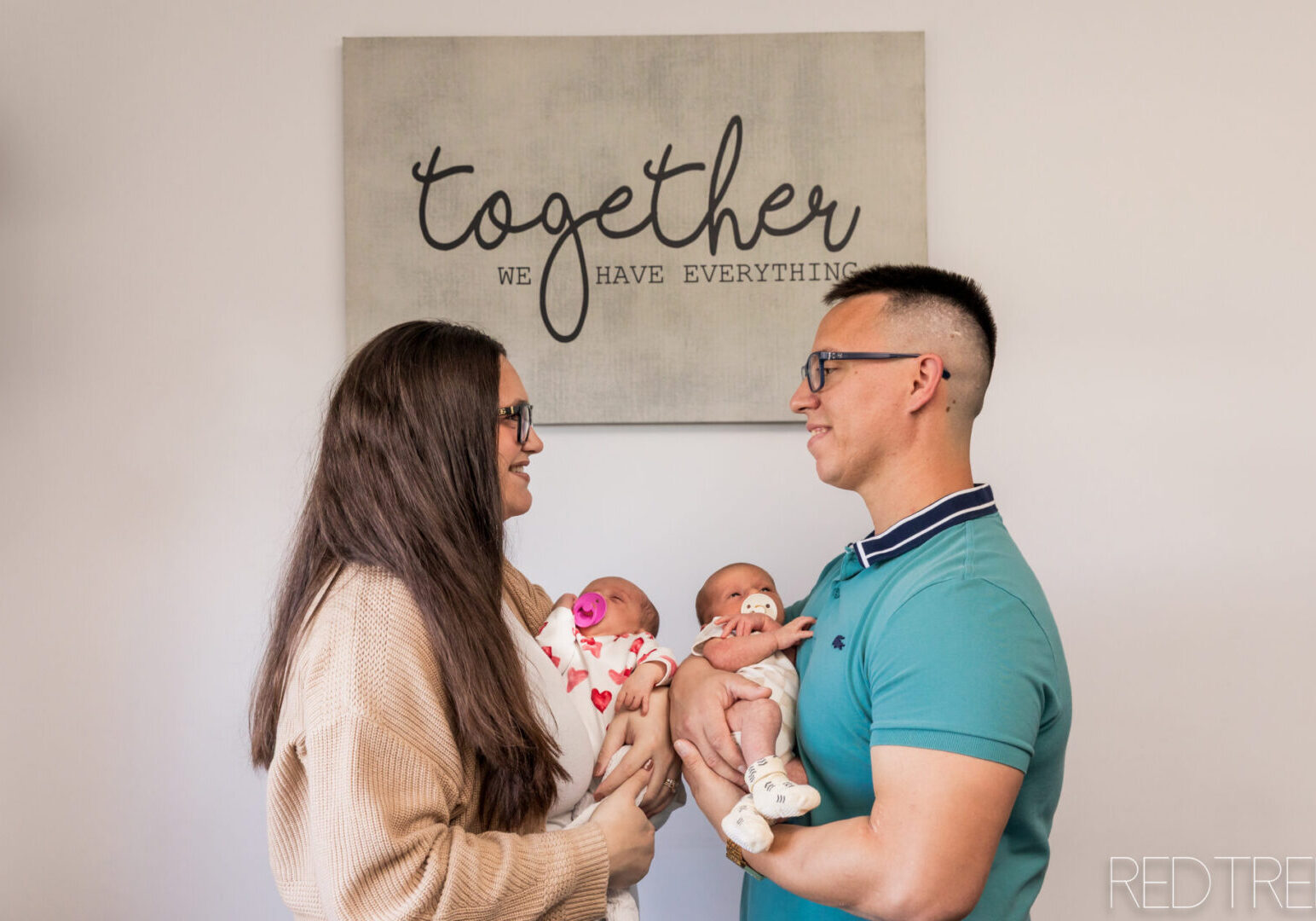 twin_newborn_at_home_lifestyle_photos145